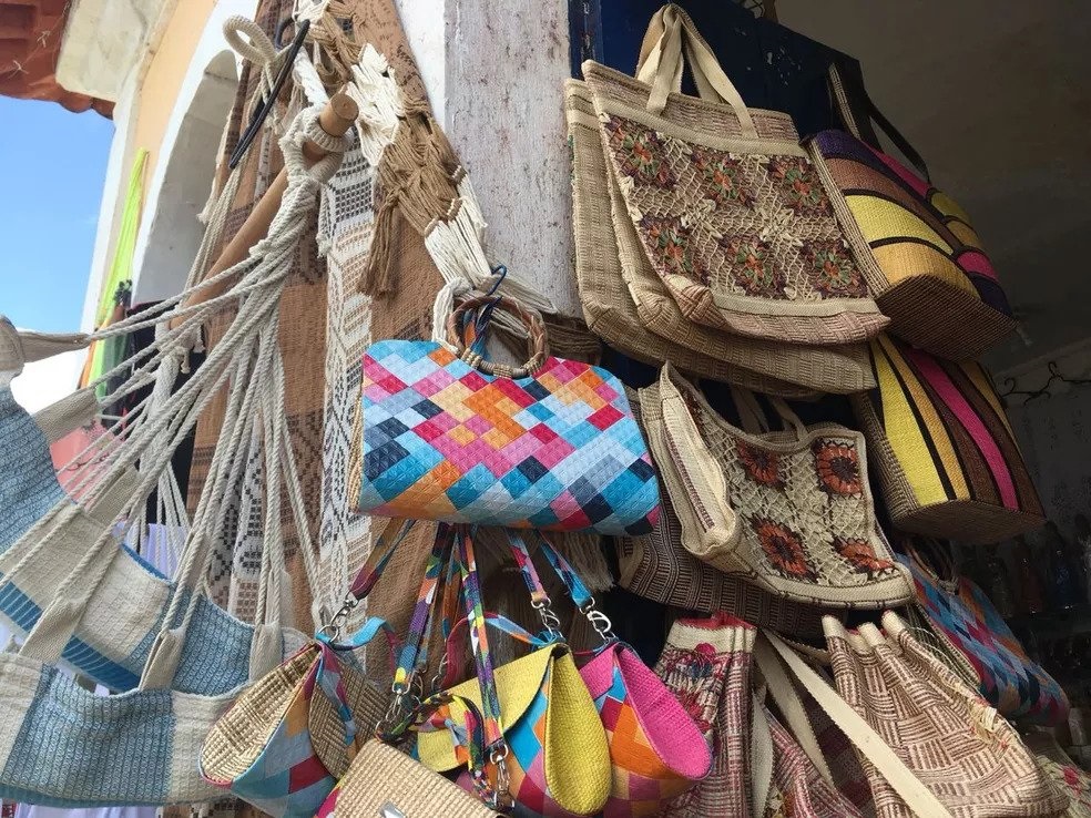 Tradicionais bolsas de palha também estão entre os itens mais vendidos em lojas de artesanato de São Luís
