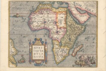 Ortelius' Cornerstone Map of Africa "Africae Tabula Nova", Ortelius, Abraham Period: 1570 (dated) Publication: Theatrum Orbis Terrarum Este impressionante mapa é um dos mapas fundamentais de África e continuou a ser o mapa padrão de África até ao século XVII. Foi concebido por Ortelius a partir de elementos de mapas contemporâneos de Gastaldi, Mercator e Forlani e utilizou várias fontes recentes: Ramusio em Navigationi et Viaggi (1550), João de Barros em Decadas da Ásia (1552), e Leo Africanus em Historiale description de l'Afrique (1556). A maior parte da nomenclatura é retirada de Gastaldi. O Nilo baseia-se no conceito ptolemaico, com origem em dois grandes lagos a sul do equador. Curiosamente, Ortelius não representou as Montanhas da Lua (uma caraterística proeminente na maioria dos mapas anteriores) e os lagos gémeos não são nomeados. Ortelius introduziu duas alterações importantes na forma do continente neste mapa; o Cabo da Boa Esperança é mais pontiagudo e a extensão do continente para leste foi significativamente reduzida. O mapa está decorado com uma cartela de título em cinta, uma grande batalha marítima (copiada do mapa mural das Américas de Diego Gutierez) e monstros marinhos. A presença do monstro fantasma é pouco visível no mar ao largo da península Arábica. Este belo mapa foi gravado por Frans Hogenberg, que gravou muitos dos mapas para o Theatrum. Este é o segundo estado do mapa com texto latino no verso, publicado em 1579.